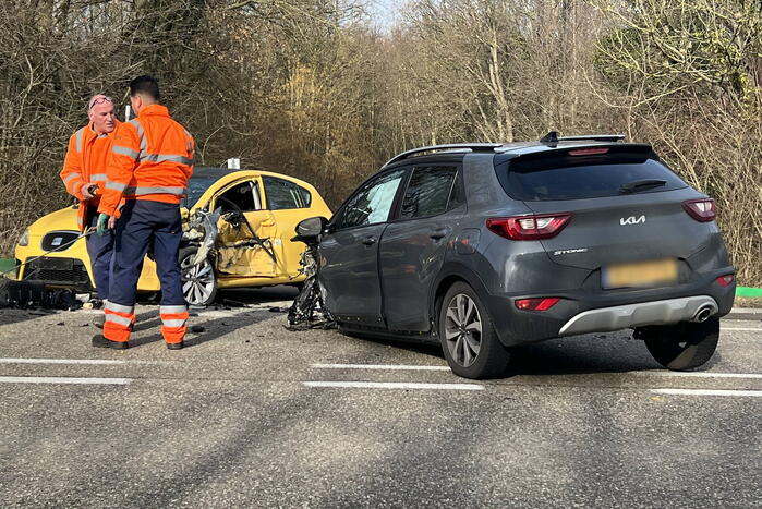 Auto belandt op de kop bij botsing