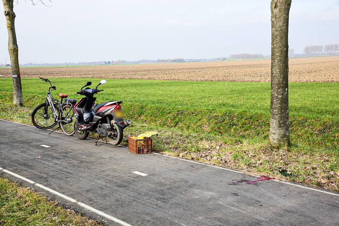Vrouwelijke fietser zwaargewond bij botsing met scooterrijder
