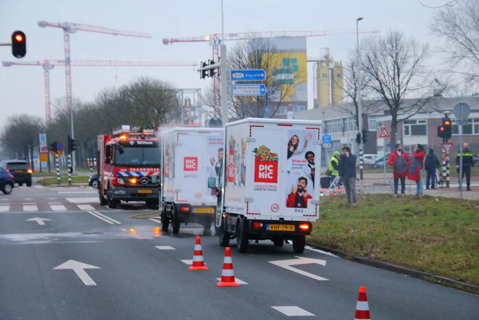 Bezorgwagen PicNic vliegt in brand