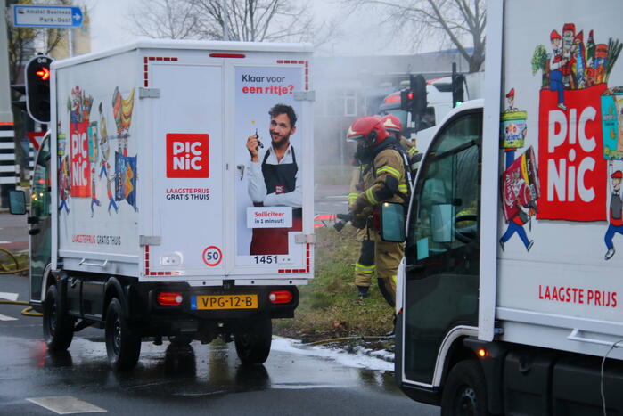 Bezorgwagen PicNic vliegt in brand