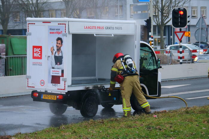 Bezorgwagen PicNic vliegt in brand