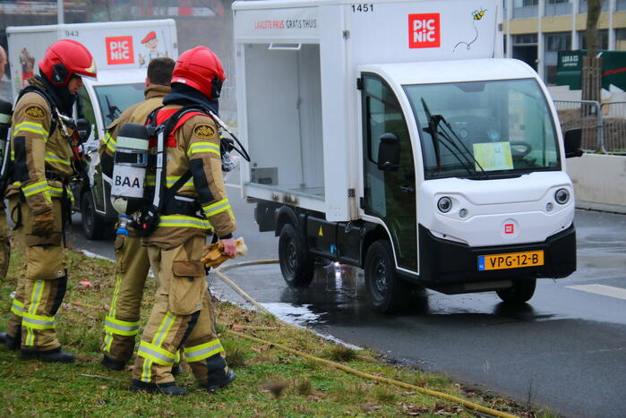 Bezorgwagen PicNic vliegt in brand