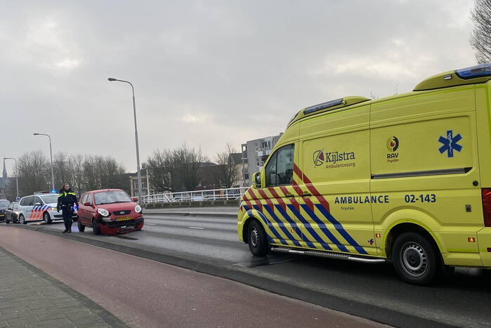 Twee auto's botsten op elkaar
