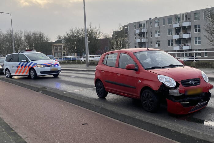 Twee auto's botsten op elkaar