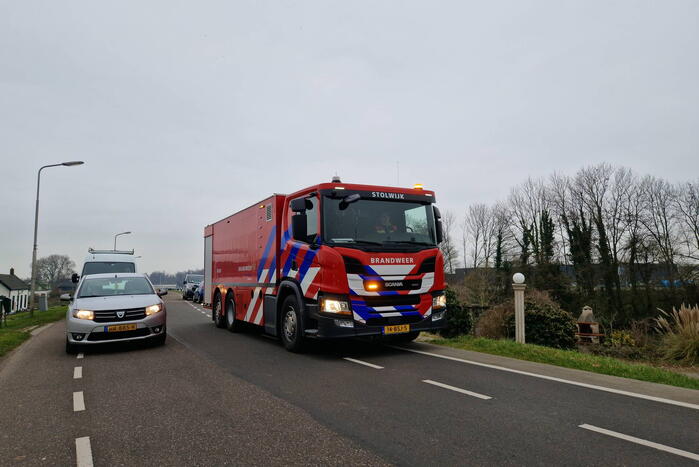 Eigenaar garagebedrijf gewond na bluspoging bij loodsbrand
