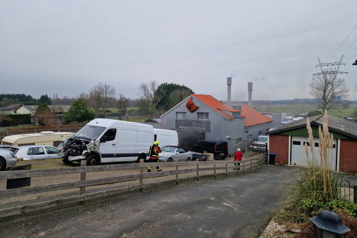 Eigenaar garagebedrijf gewond na bluspoging bij loodsbrand