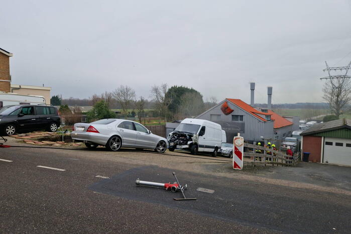 Eigenaar garagebedrijf gewond na bluspoging bij loodsbrand