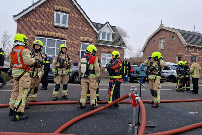 Eigenaar garagebedrijf gewond na bluspoging bij loodsbrand
