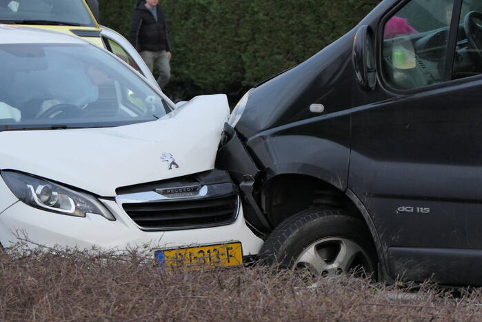 Gewonde bij ongeval tussen personenauto en bestelbus