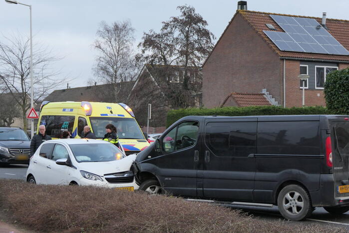 Gewonde bij ongeval tussen personenauto en bestelbus