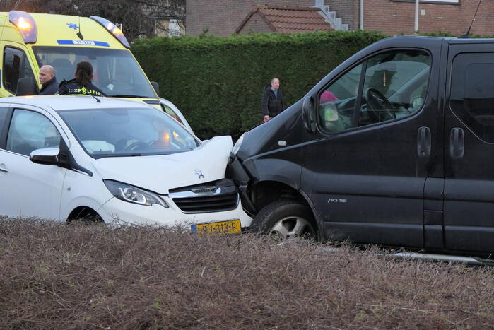 Gewonde bij ongeval tussen personenauto en bestelbus