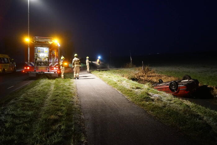 Automobilist belandt met auto op de kop in de sloot