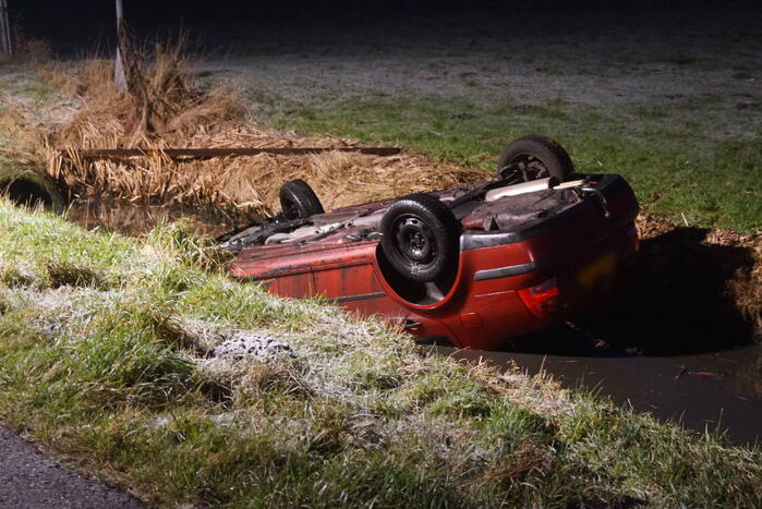 Automobilist belandt met auto op de kop in de sloot