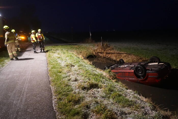 Automobilist belandt met auto op de kop in de sloot