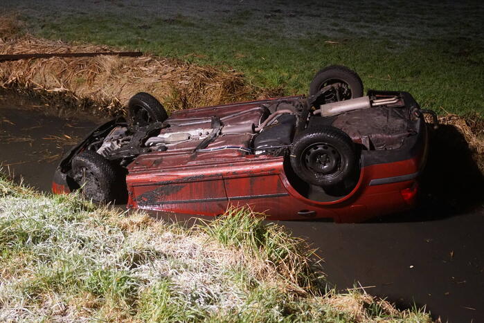 Automobilist belandt met auto op de kop in de sloot