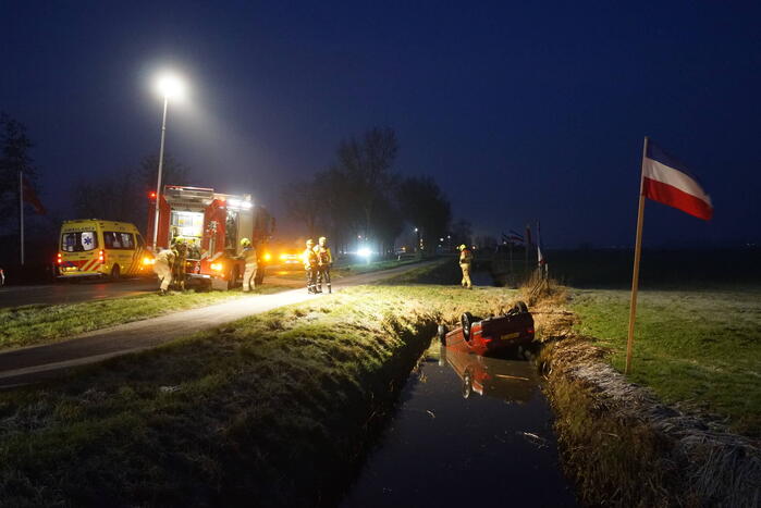 Automobilist belandt met auto op de kop in de sloot