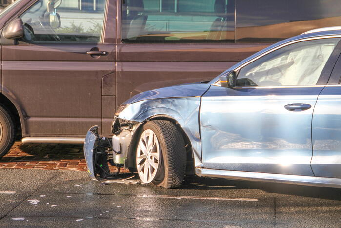 Auto belandt op de kop bij verkeersongeval