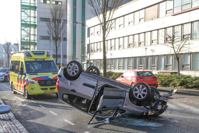 Auto belandt op de kop bij verkeersongeval