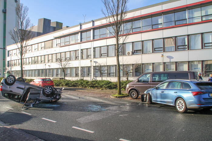 Auto belandt op de kop bij verkeersongeval