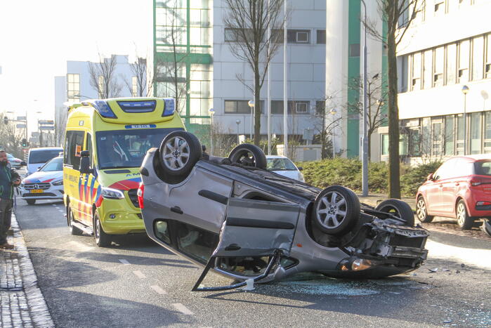 Auto belandt op de kop bij verkeersongeval