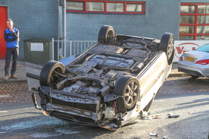 Auto belandt op de kop bij verkeersongeval