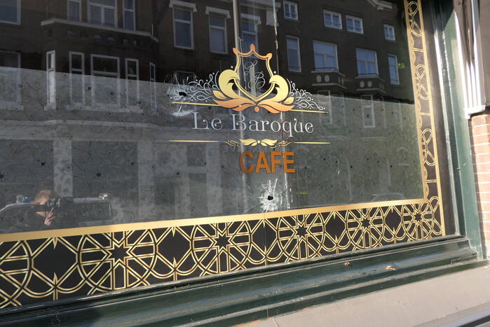 Kogelgaten in het raam van cafe Le Baroque