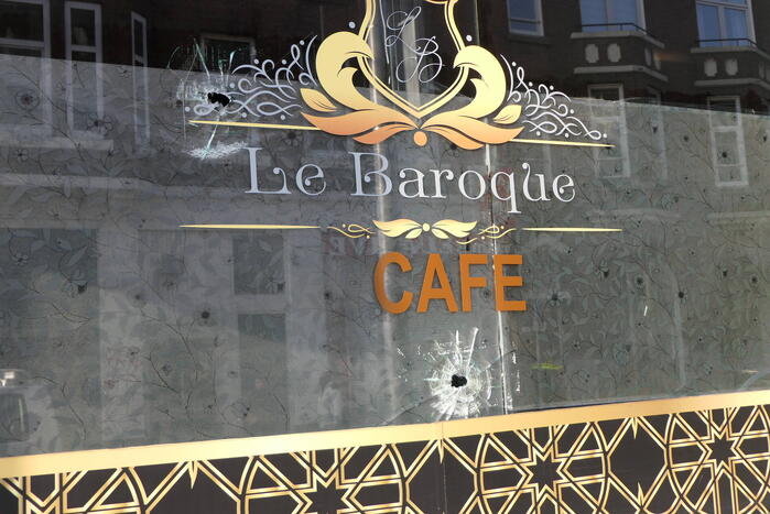 Kogelgaten in het raam van cafe Le Baroque