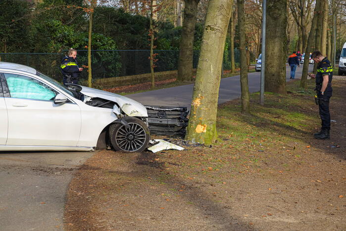 Mercedes eindigt tegen boom