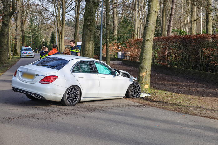 Mercedes eindigt tegen boom