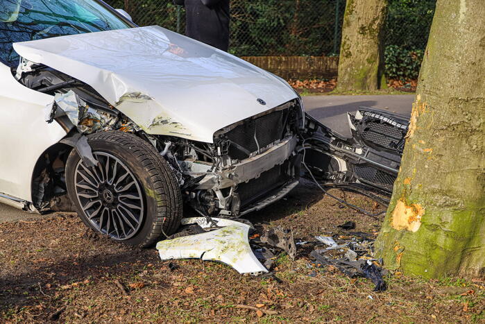Mercedes eindigt tegen boom