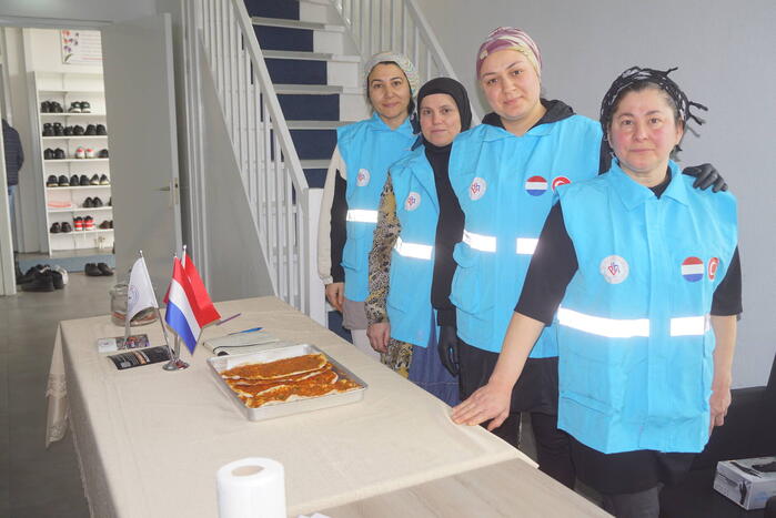 Verkoop van Turkse pizza's om geld op te halen voor aardbevingsslachtoffers