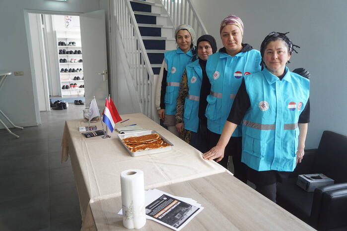 Verkoop van Turkse pizza's om geld op te halen voor aardbevingsslachtoffers