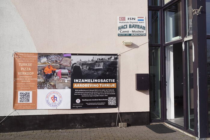 Verkoop van Turkse pizza's om geld op te halen voor aardbevingsslachtoffers