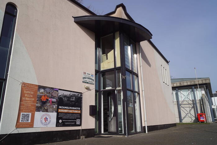 Verkoop van Turkse pizza's om geld op te halen voor aardbevingsslachtoffers