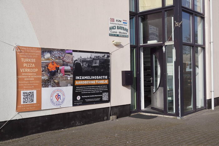 Verkoop van Turkse pizza's om geld op te halen voor aardbevingsslachtoffers