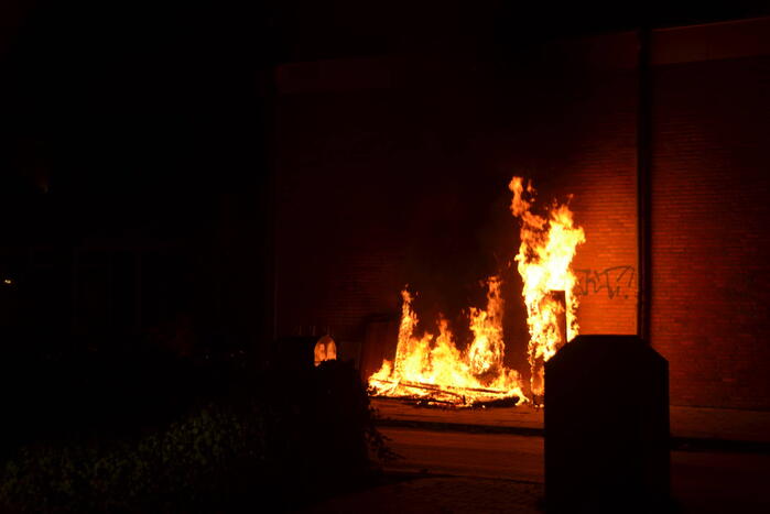 Grofvuil tegen woning in brand gestoken