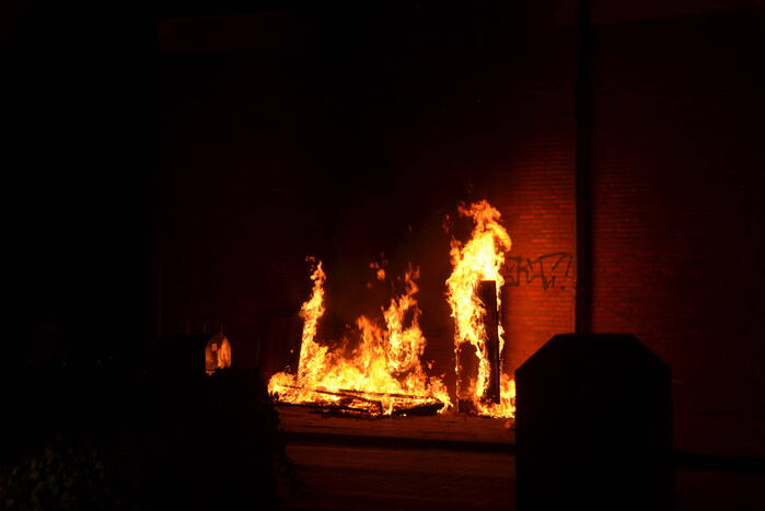 Grofvuil tegen woning in brand gestoken
