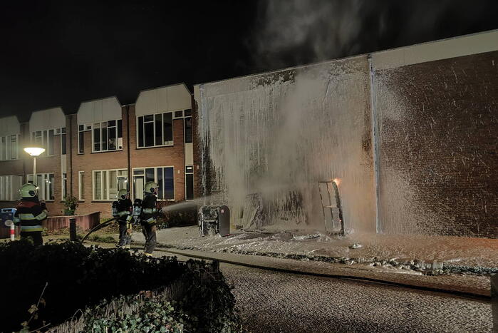 Grofvuil tegen woning in brand gestoken