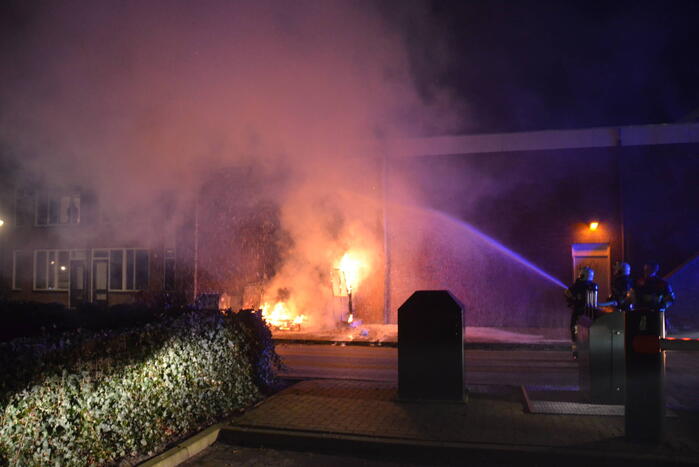 Grofvuil tegen woning in brand gestoken