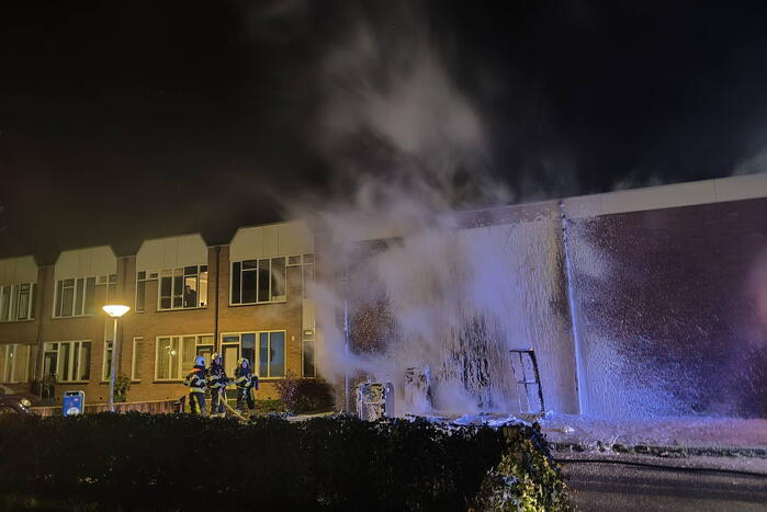 Grofvuil tegen woning in brand gestoken