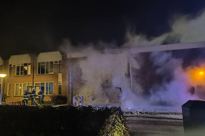 Grofvuil tegen woning in brand gestoken