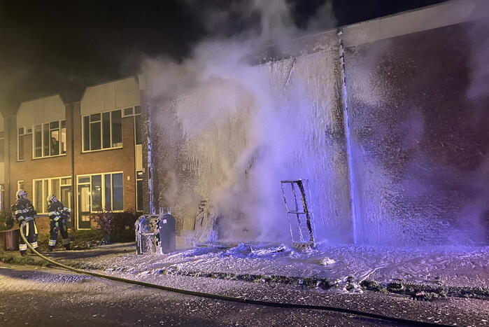 Grofvuil tegen woning in brand gestoken