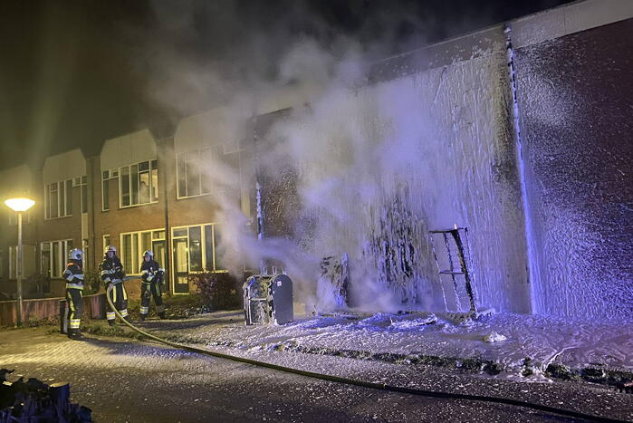 Grofvuil tegen woning in brand gestoken