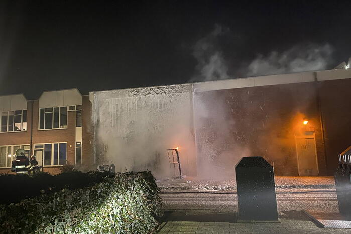 Grofvuil tegen woning in brand gestoken