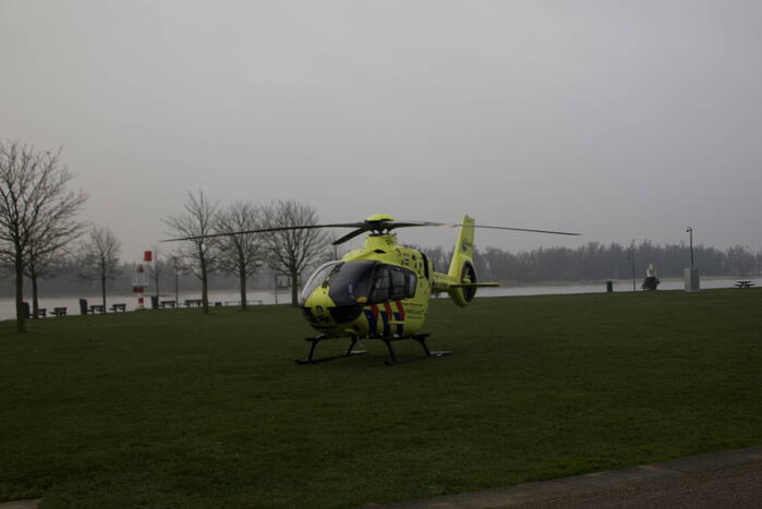 Traumahelikopter ingezet voor persoon te water