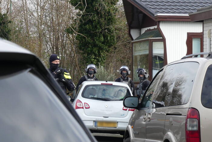 Arrestatieteam valt woonwagenkamp binnen na schietpartij