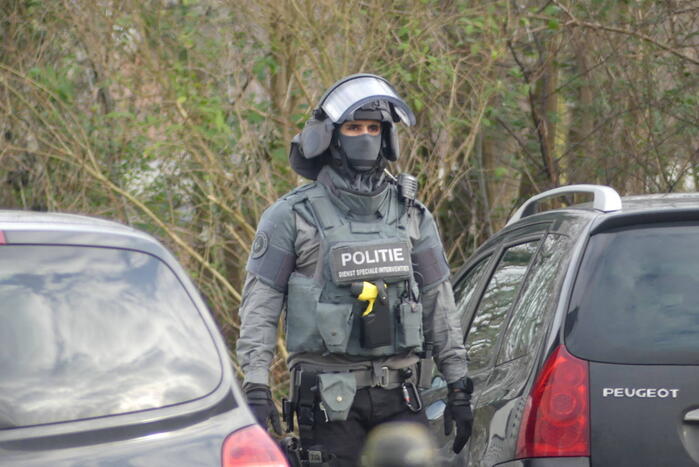 Arrestatieteam valt woonwagenkamp binnen na schietpartij