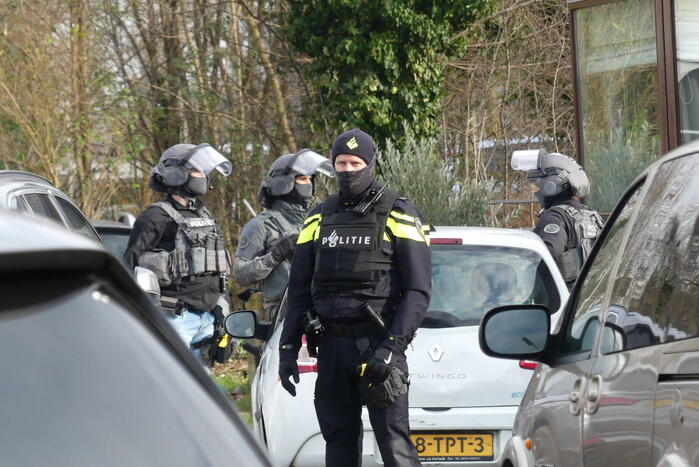 Arrestatieteam valt woonwagenkamp binnen na schietpartij