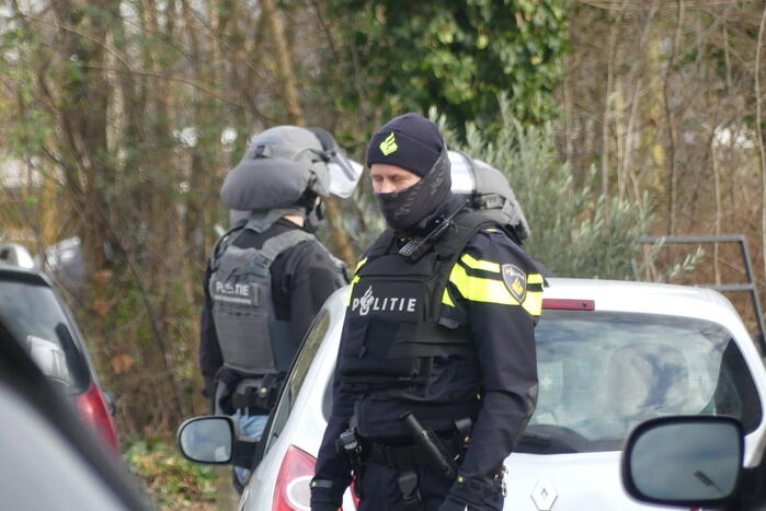 Arrestatieteam valt woonwagenkamp binnen na schietpartij