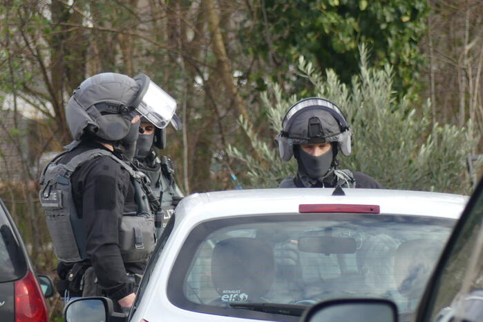 Arrestatieteam valt woonwagenkamp binnen na schietpartij